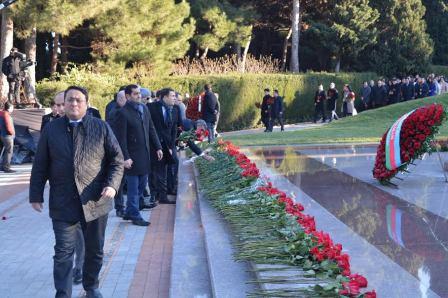 NIKOIL | Bank-ın kollektivi Ümummilli lider Heydər Əliyevin məzarını ziyarət edib
