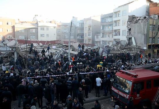 İstanbulda bina çökdü – Video