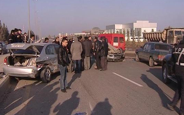 Bakıda magistral yolda zəncirvari qəza – 3 nəfər ağır yaralandı