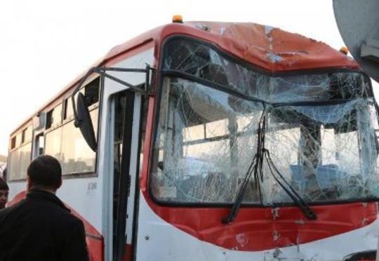 Bakıda ağır qəza: Avtobus betonqarışdıran maşınla toqquşdu