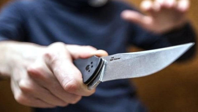 Bakıda satıcı xanım ona sataşan müştərini bıçaqladı – Video