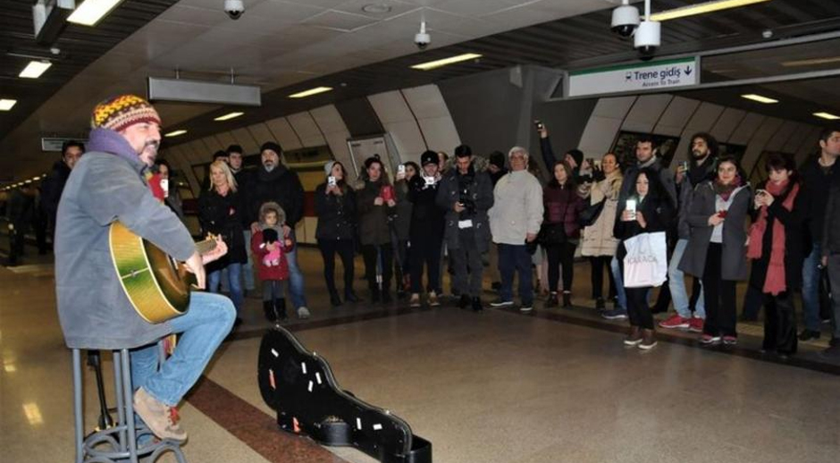 Çelik metroda konsert verdi – VİDEO