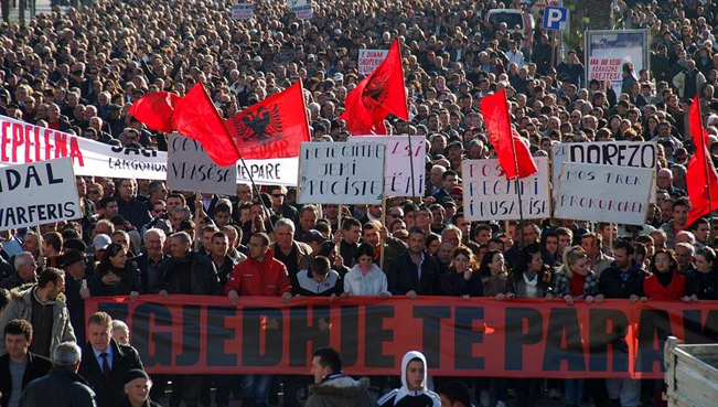 Albaniya müxalifəti ölkə parlamentini boykot edib