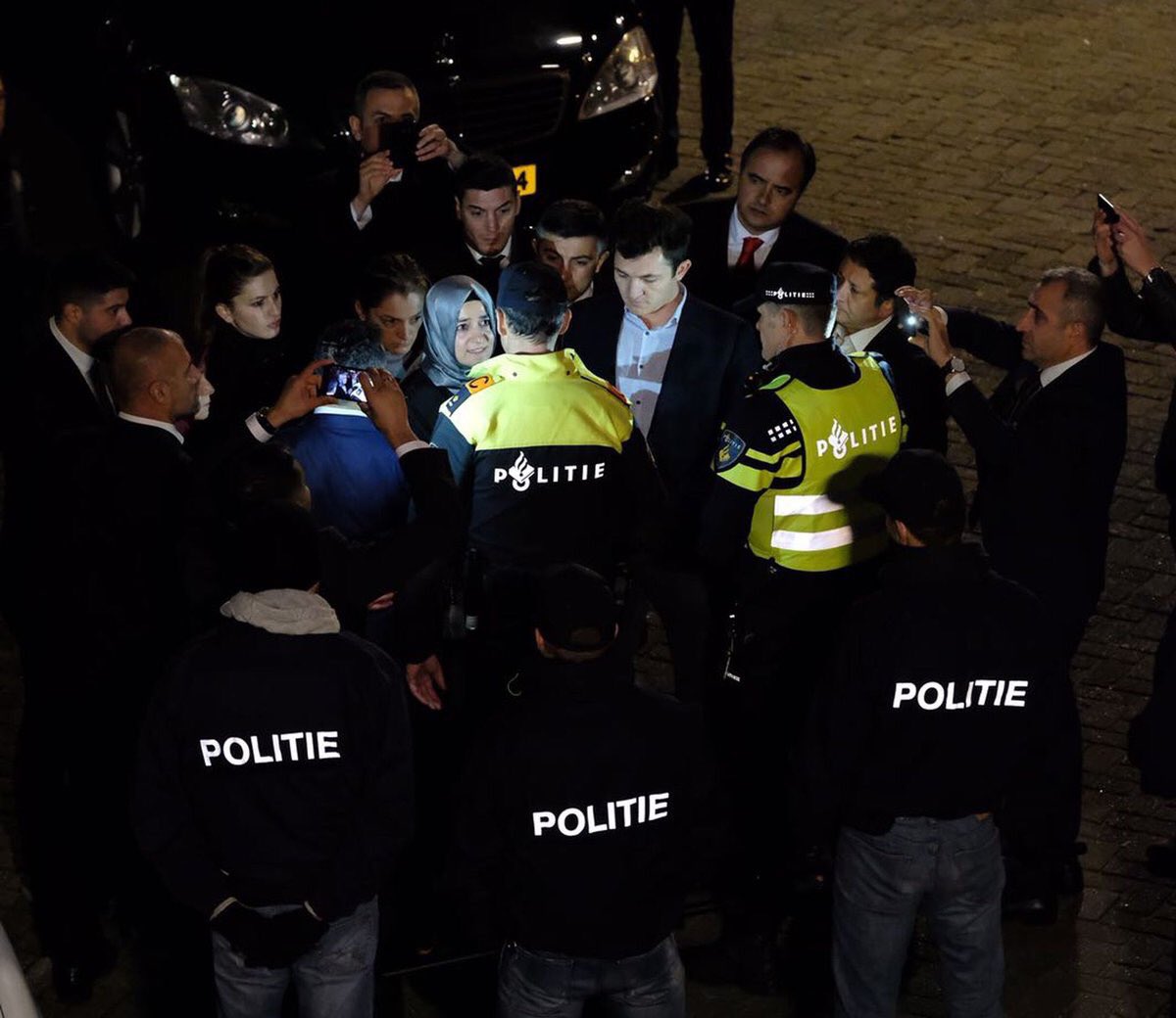 Holland polisi türk naziri nəzarət altında deport etdi- VİDEO – Yenilənir – 5