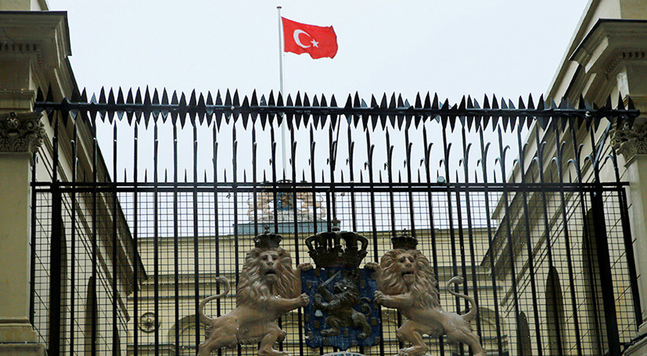 Niderlandın İstanbuldakı səfirliyi üzərində Türkiyə bayrağı qaldırılıb – VİDEO