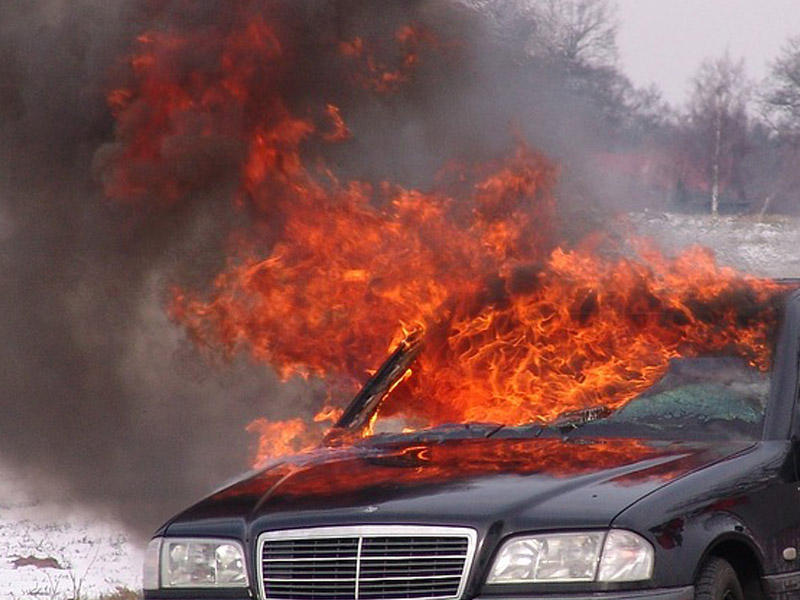 Bakıda hərəkətdə olan “Mercedes” yandı – VİDEO