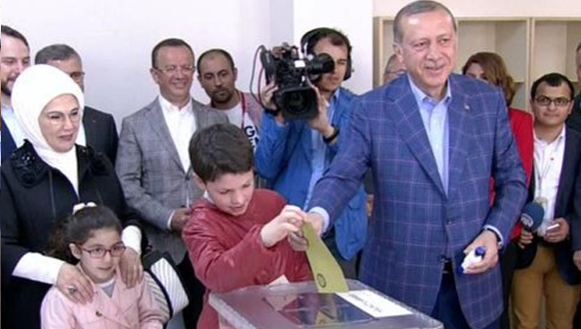 Türkiyə prezidenti referendumda səs verib
