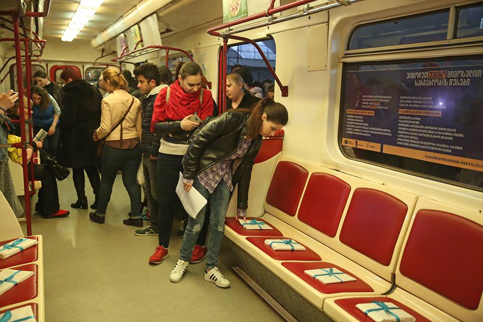 Метро сделали русские. Сиденья в метро. Сиденья метрополитена. Вагон метро сиденья. Метро сиденья с людьми.