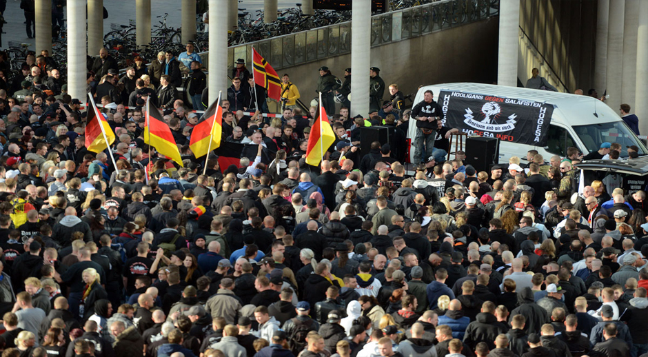 Kölndə etirazçılarla qarşıdurmada polis əməkdaşları xəsarət alıb