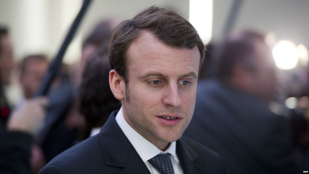 Yumurta Fransa prezidentinin başında belə partladı – VİDEO