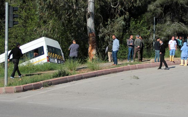 Şagirdləri daşıyan mikroavtobus qəzaya uğradı – Foto