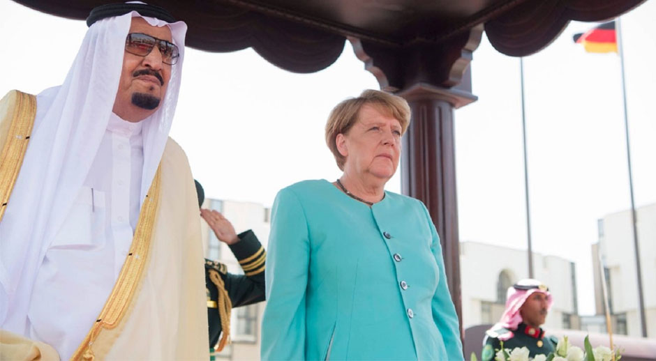 Merkeldən daha bir saymamazlıq: Kralın qarşısına başıaçıq çıxdı – Foto