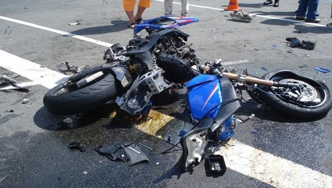 Ağır yol qəzası – Minik avtomobili motosikletlə toqquşdu