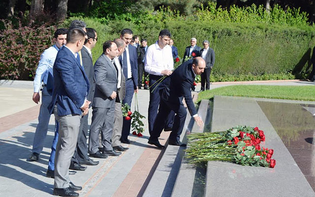 NIKOIL | Bank-ın kollektivi Heydər Əliyevin məzarını ziyarət etdi