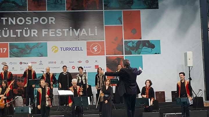 Məşhur sənətçi Etnospor Mədəniyyət Festivalı konsertində orkestri idarə etdi