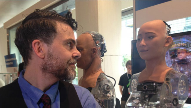 İnsanabənzər robot jurnalistlərin suallarını cavablandırıb