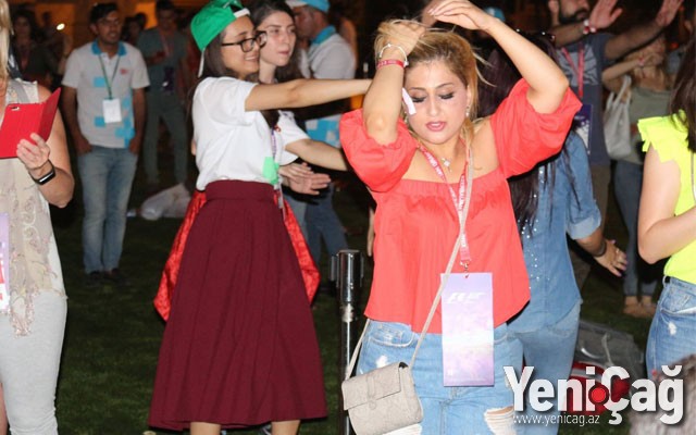 Tarkanın Bakı konsertində coşqulu anlar: Turist xanımlarla azərbaycanlı qızların dueli – ÖZƏL FOTOREPORTAJ