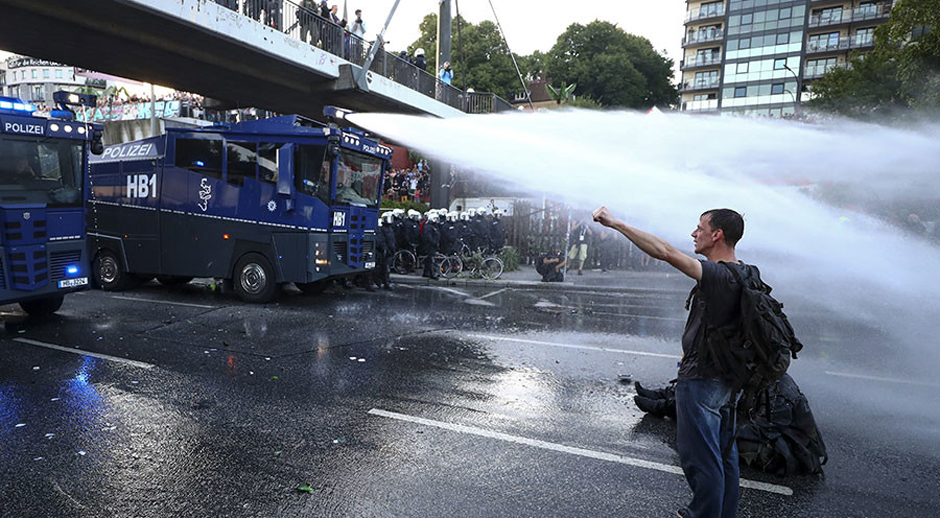 Hamburqda minlərlə insan G20 sammitinə etiraz etdi: 74 polis yaralanıb – VİDEO