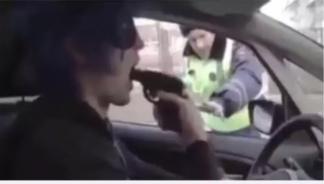 Sürücü yol polisinə “tapança” çıxardı – VIDEO