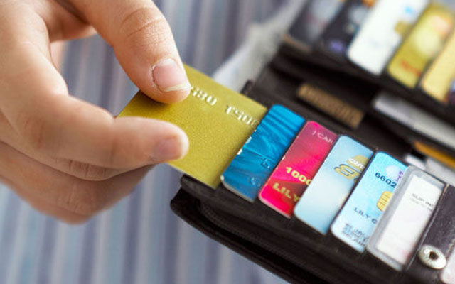 “Xəbər Çağı”: Maliyyə bazarının artan “BAŞAĞRI”SI: Kredit kartları necə “ÖLDÜRÜLÜR?” – VİDEO