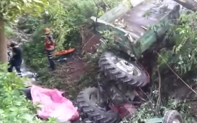 İşçiləri daşıyan traktor dərəyə aşdı: ölənlər var – Video