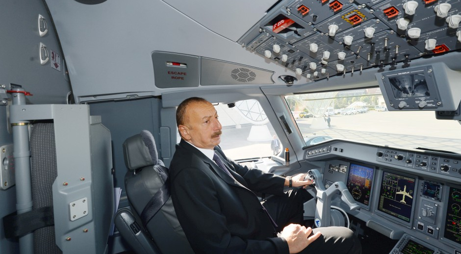 ﻿Prezident Bakıya gətirilən ilk “Embraer 190” təyyarəsində – FOTOLAR