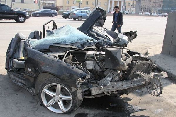“Mercedes” aşdı, sürücü öldü, 3 nəfər xəsarət aldı – Saatlıda