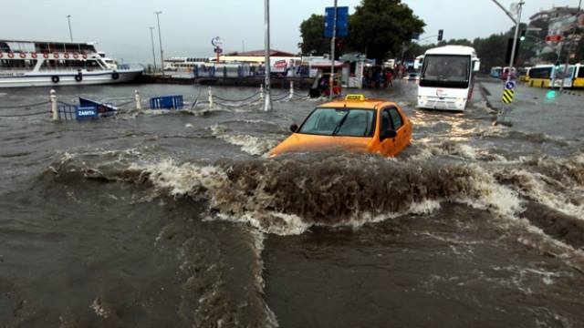 İstanbulu sel basdı – VİDEO