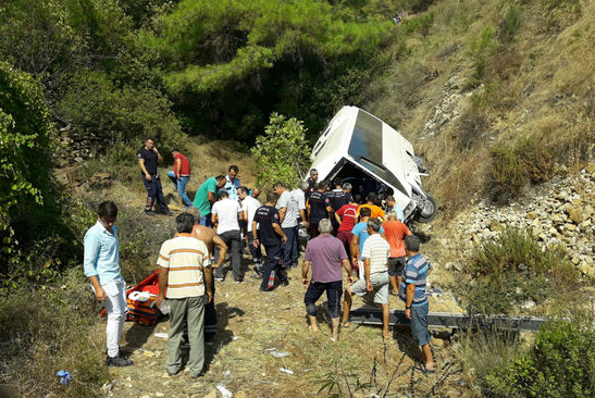 Turist avtobusu dərəyə aşdı – azı 4 ölü