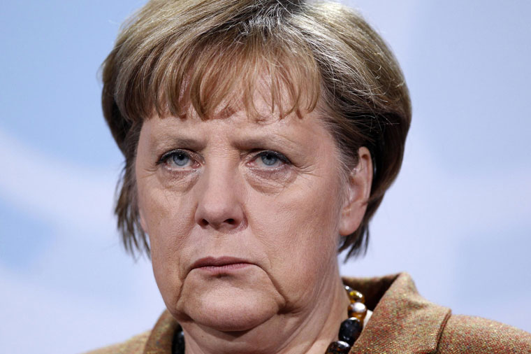 Merkel Berlində çıxış edərkən yıxılıb – VİDEO