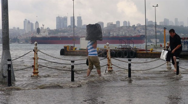 İstanbulda yağış həyatı iflic etdi – VİDEO