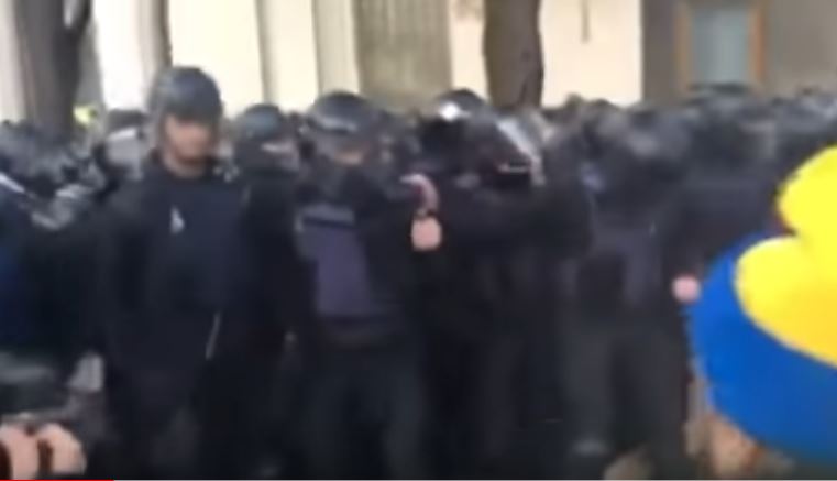 Ukraynada aksiya iştirakçıları və hüquq-mühafizə orqanları qarşıdurmalar