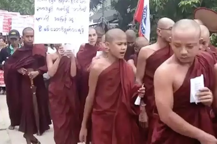 Myanmarda buddistlər müsəlmanlara qarşı çıxır – VİDEO