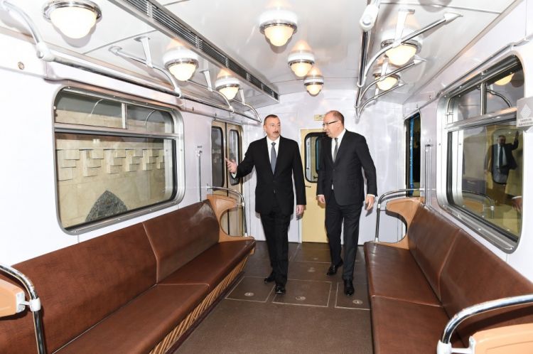 Prezident metroda retro vaqonlara baxdı – VİDEO