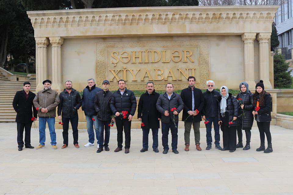 Beynəlxalq Simpozium iştirakçıları Şəhidlər və Fəxri Xiyabanı ziyarət etdi – FOTOLAR 