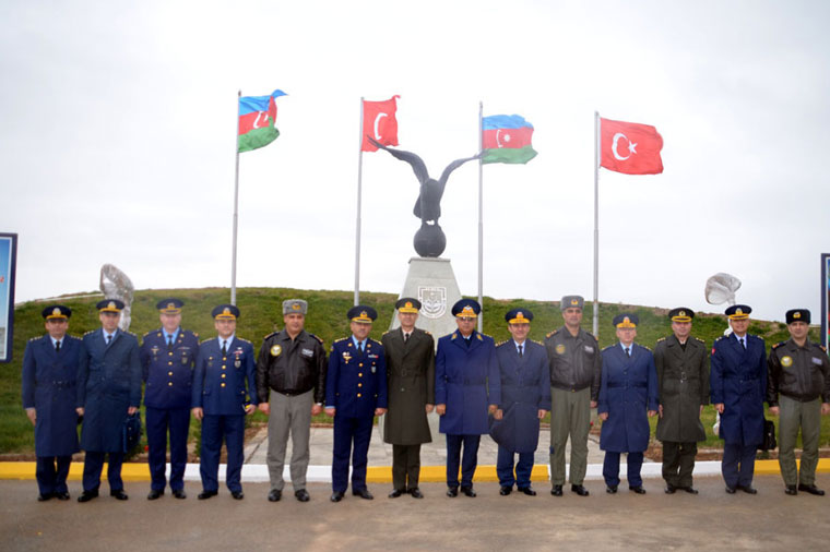 Türkiyəli general Bakıda aviabazaları ziyarət etti – FOTOLAR