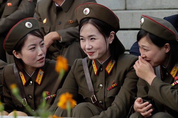 “Komandirlər bizi zorlayır” – Şimali Koreyanın əsgər qızları