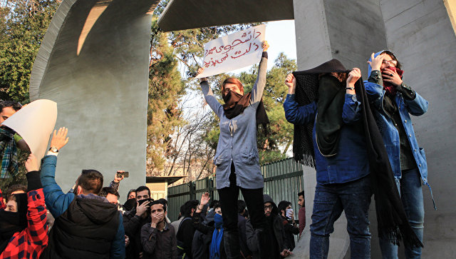 İranda etiraz aksiyaları davam edir – Bu dəfə polis güllələndi
