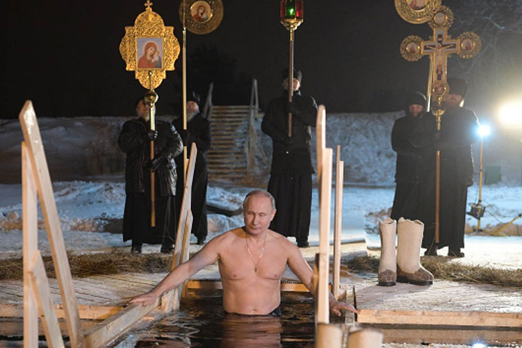 Putin 7 dərəcə şaxtada gölə girdi – VİDEO