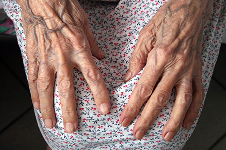 104 yaşlı qadın uzunömürlülüyün sirrini açdı: Hər gün bir şüşə…