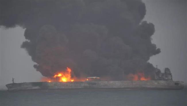 Neft tankeri yük gəmisiylə toqquşdu: 32 nəfər itkin düşdü – VİDEO