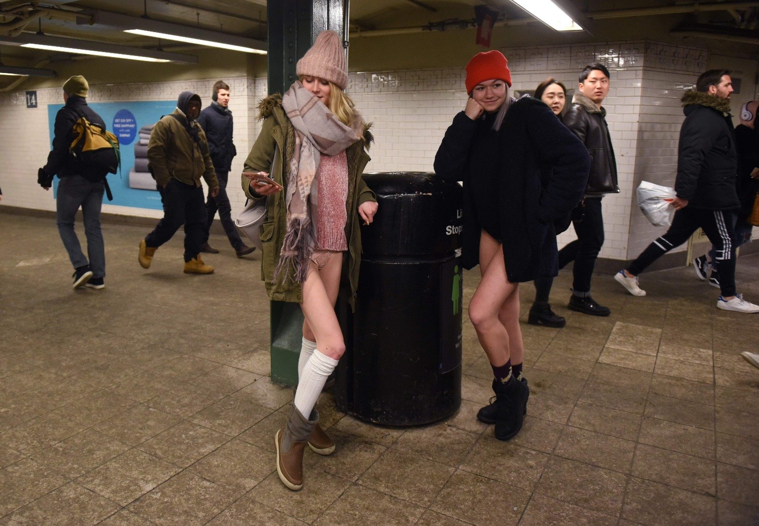 Женщины без штанов. В метро без штанов. Красивые женщины без штанов. Мода «без штанов. Зимой без штанов.
