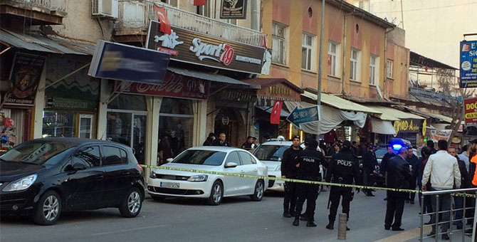 Türkiyəyə atılan raket restorana düşdü – Yaralılar var