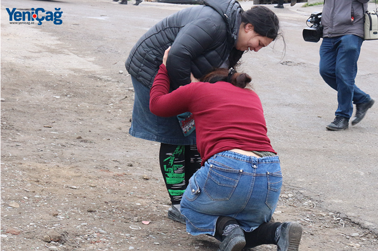 Yanan dispanserin qarşısında bacı harayı: “Onu ölməyə gətirmişdik?” – Video+ Foto