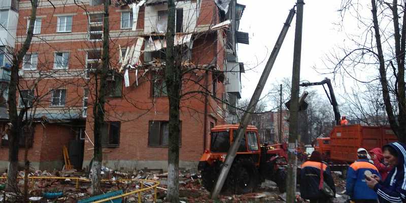 Yaşayış binasında güclü partlayış: ev sahibi yandı – Fotolar