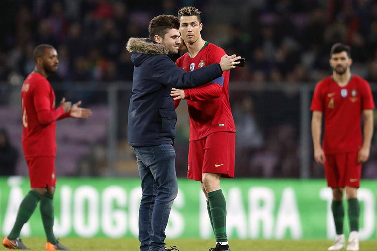 Meydana girib Ronaldonu öpdü – VİDEO