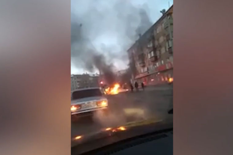 Sərnişin dolu avtomobil yandı – VİDEO