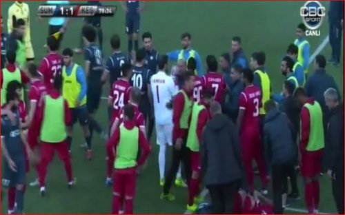 Azərbaycan Kubokunda dava: Baş məşqçi futbolçunu vurdu – VİDEO