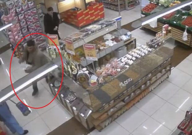 “RAHAT” marketdən oğurluq: Oğru cinayət başında yaxalandı – VİDEO