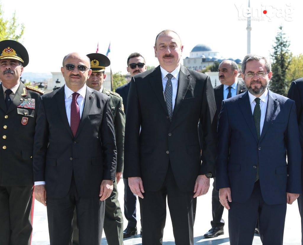 Prezident Ankarada Heydər Əliyevin abidəsini ziyarət etdi – FOTO